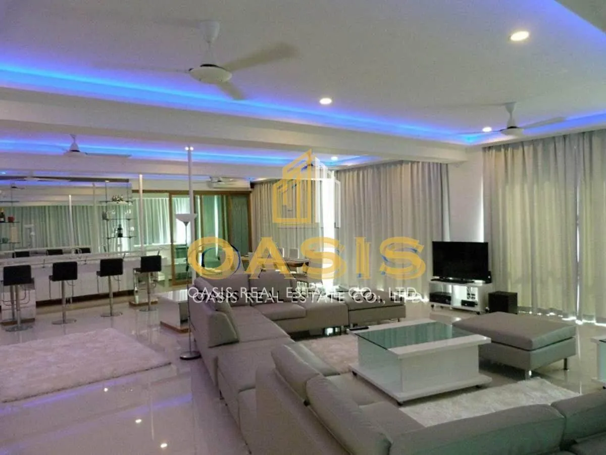 Luxury 300 sqm penthouse with beautiful sea views on Pratumnak Hill