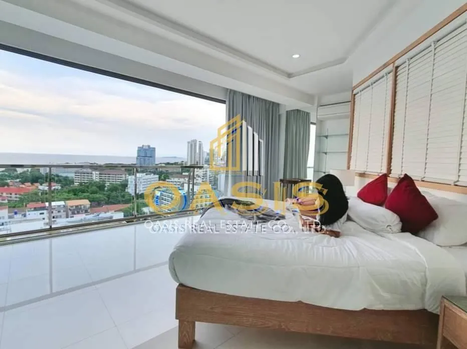 Luxury 300 sqm penthouse with beautiful sea views on Pratumnak Hill