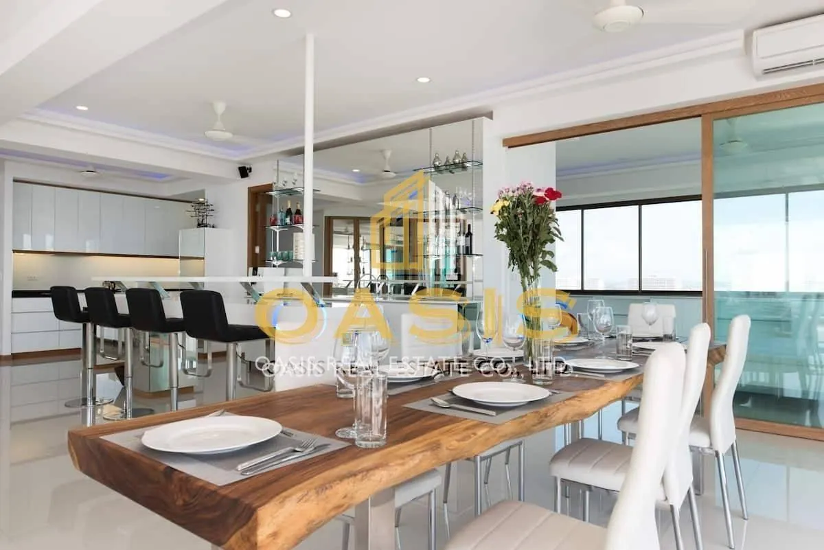 Luxury 300 sqm penthouse with beautiful sea views on Pratumnak Hill