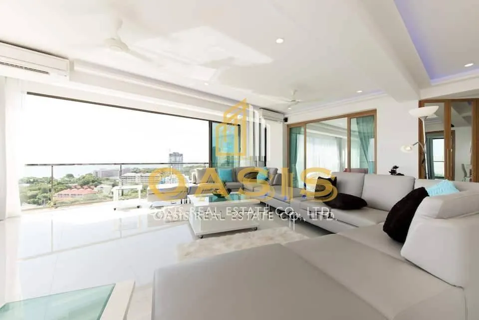 Luxury 300 sqm penthouse with beautiful sea views on Pratumnak Hill