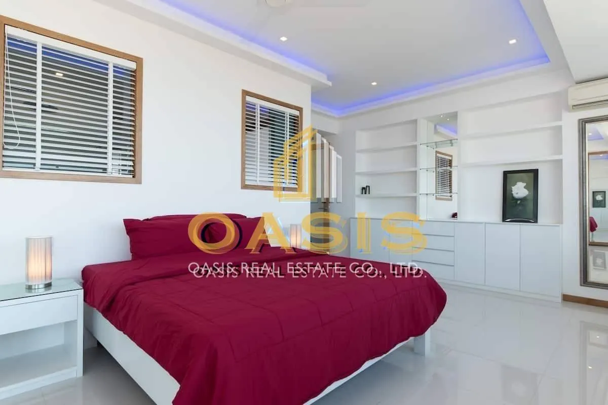Luxury 300 sqm penthouse with beautiful sea views on Pratumnak Hill