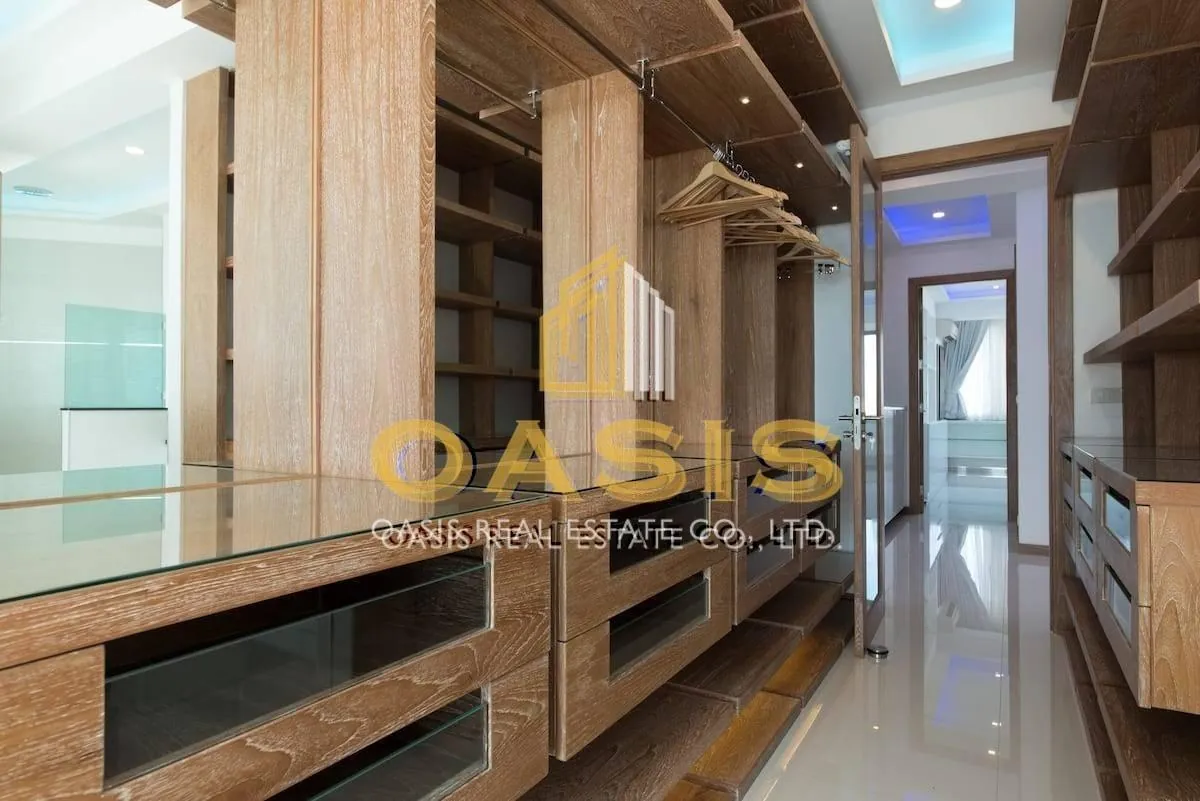 Luxury 300 sqm penthouse with beautiful sea views on Pratumnak Hill
