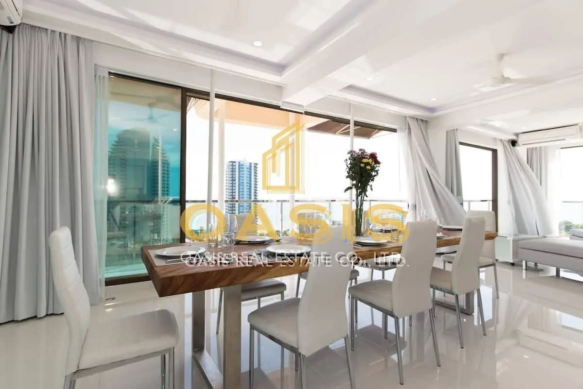 Luxury 300 sqm penthouse with beautiful sea views on Pratumnak Hill