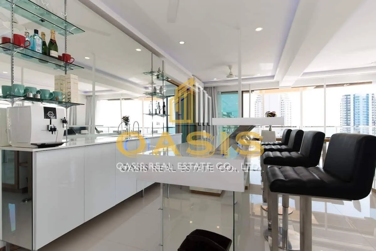 Luxury 300 sqm penthouse with beautiful sea views on Pratumnak Hill