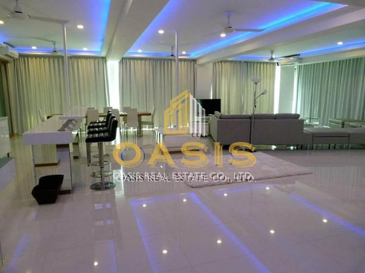 Luxury 300 sqm penthouse with beautiful sea views on Pratumnak Hill