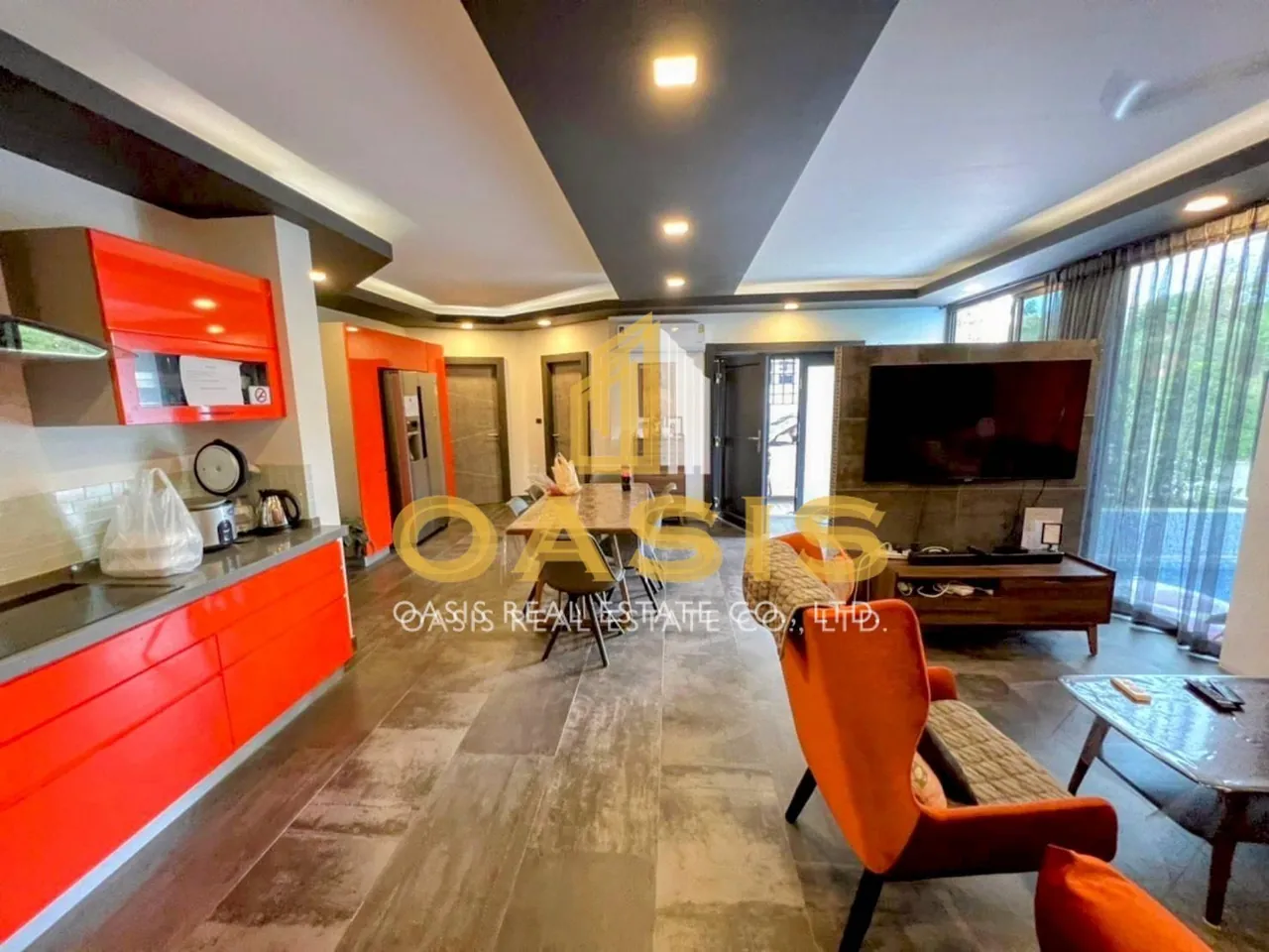 Modern 5-Bedroom Pool Villa Near Thepprasit Market