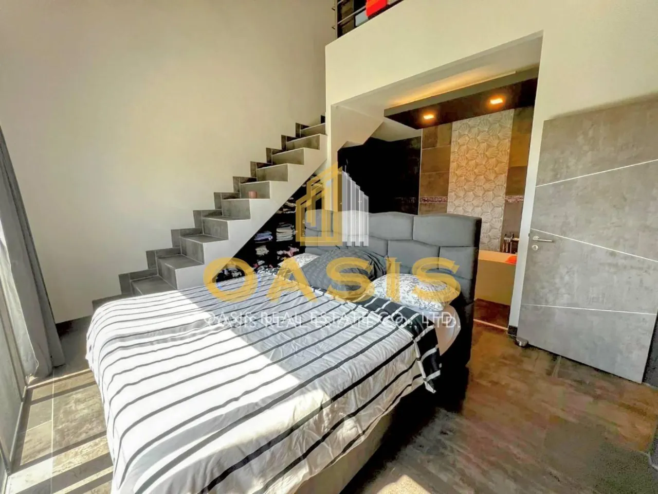 Modern 5-Bedroom Pool Villa Near Thepprasit Market