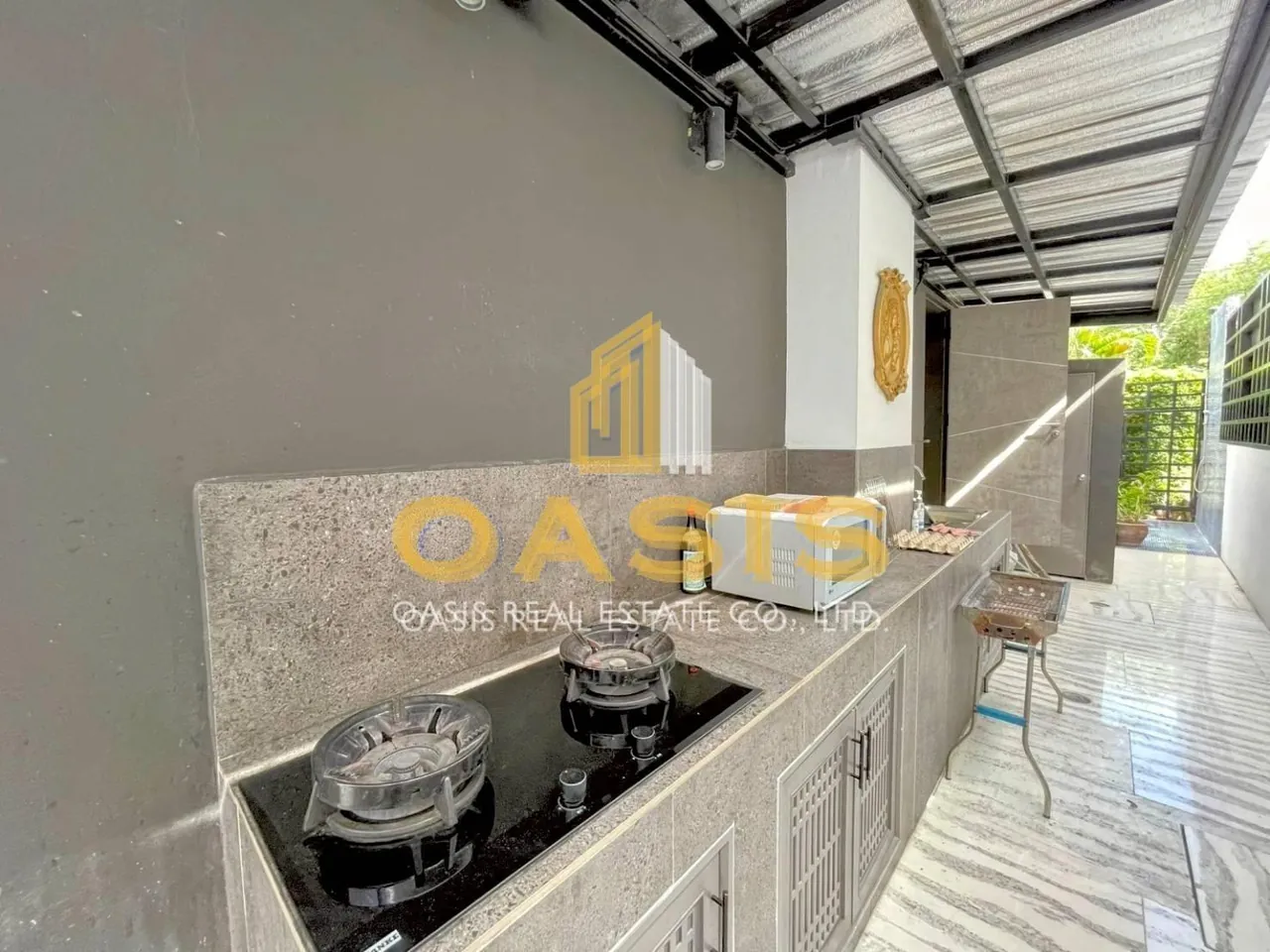 Modern 5-Bedroom Pool Villa Near Thepprasit Market