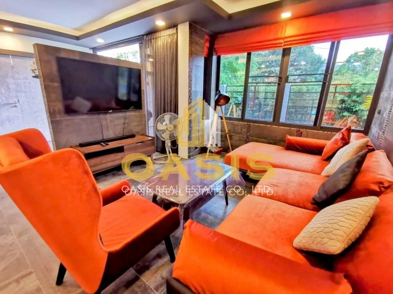 Modern 5-Bedroom Pool Villa Near Thepprasit Market