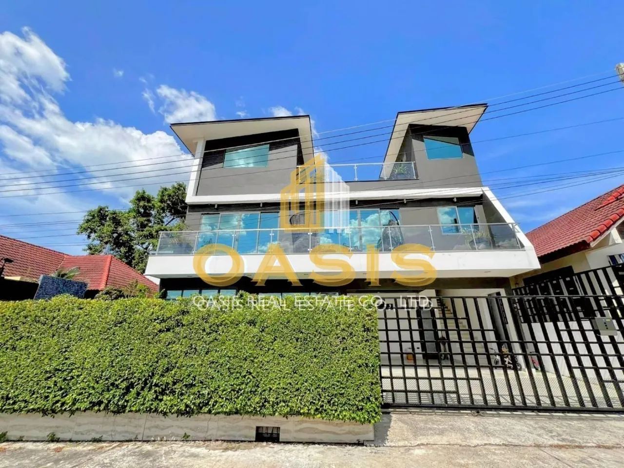 Modern 5-Bedroom Pool Villa Near Thepprasit Market