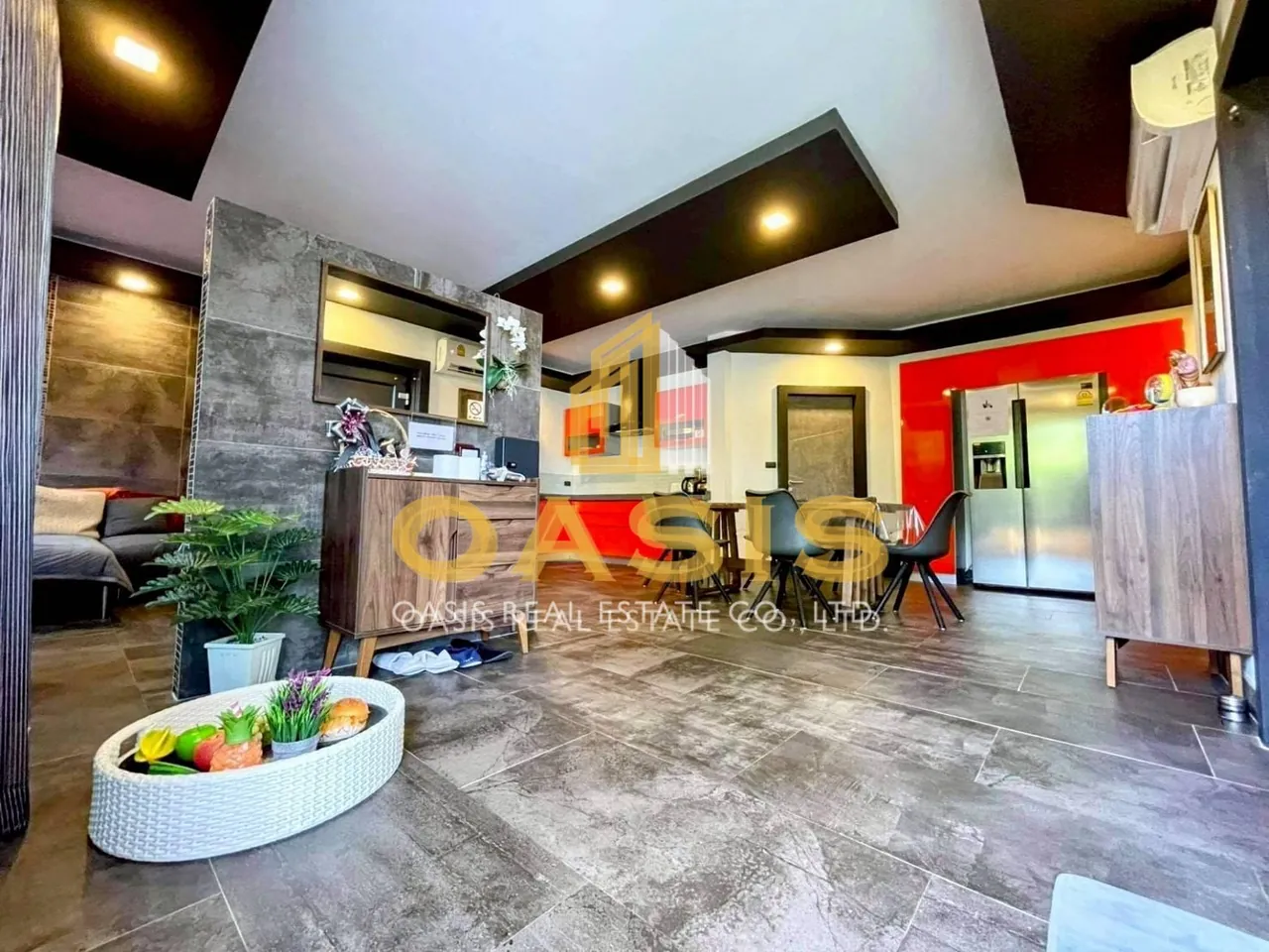 Modern 5-Bedroom Pool Villa Near Thepprasit Market