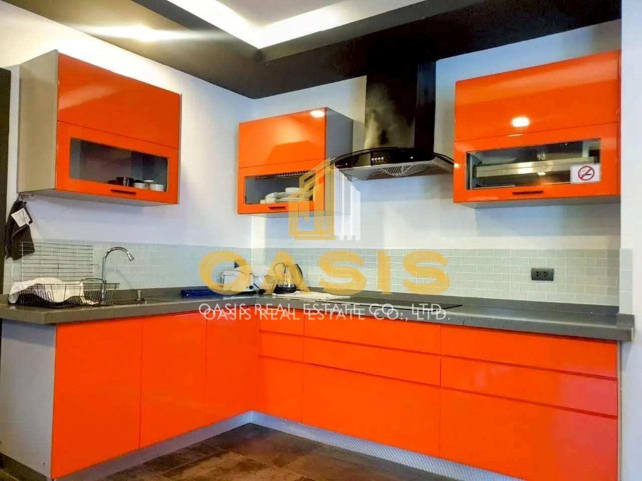 Modern 5-Bedroom Pool Villa Near Thepprasit Market