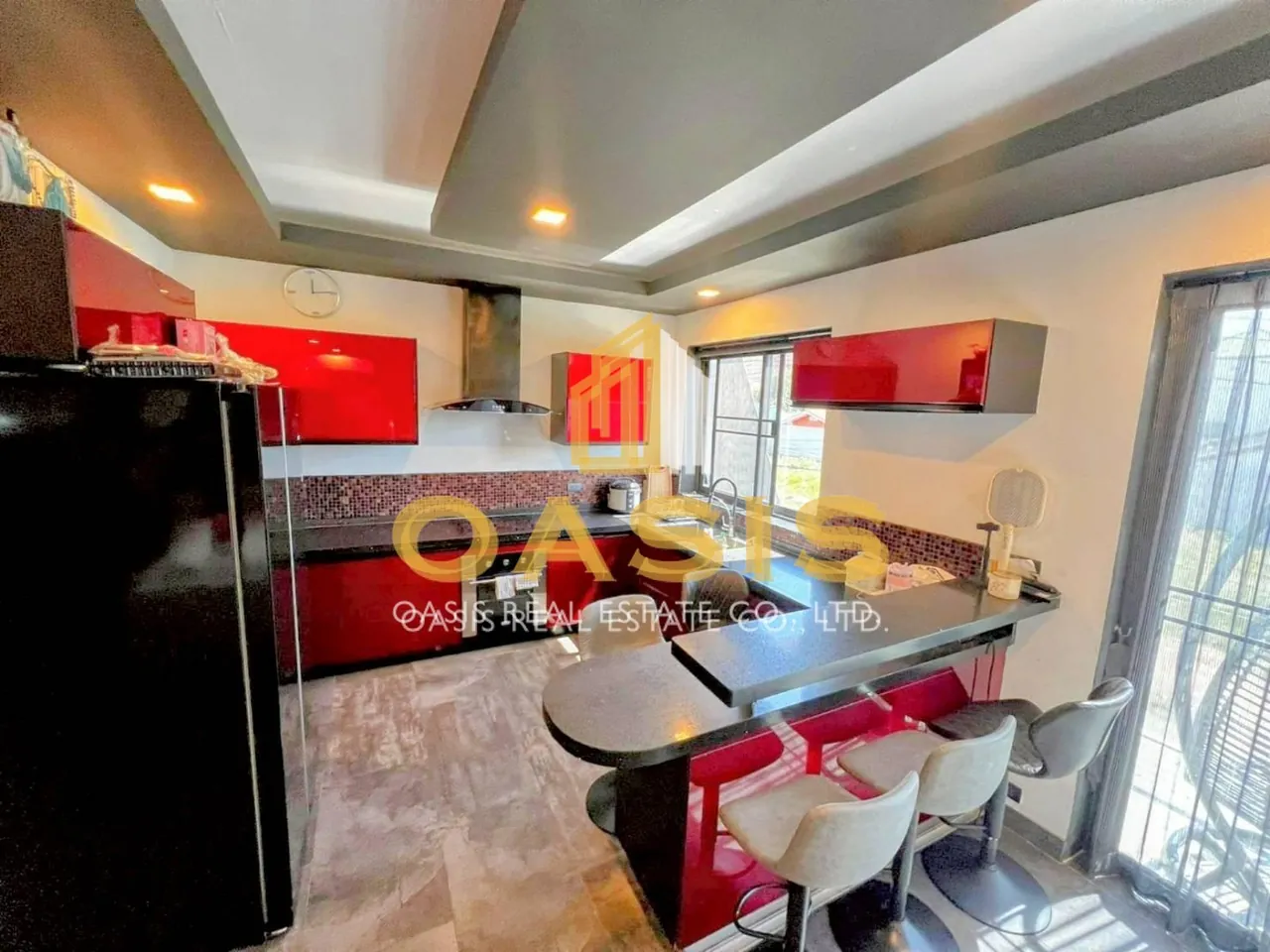 Modern 5-Bedroom Pool Villa Near Thepprasit Market
