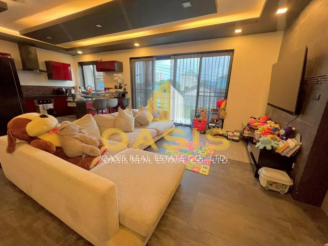 Modern 5-Bedroom Pool Villa Near Thepprasit Market