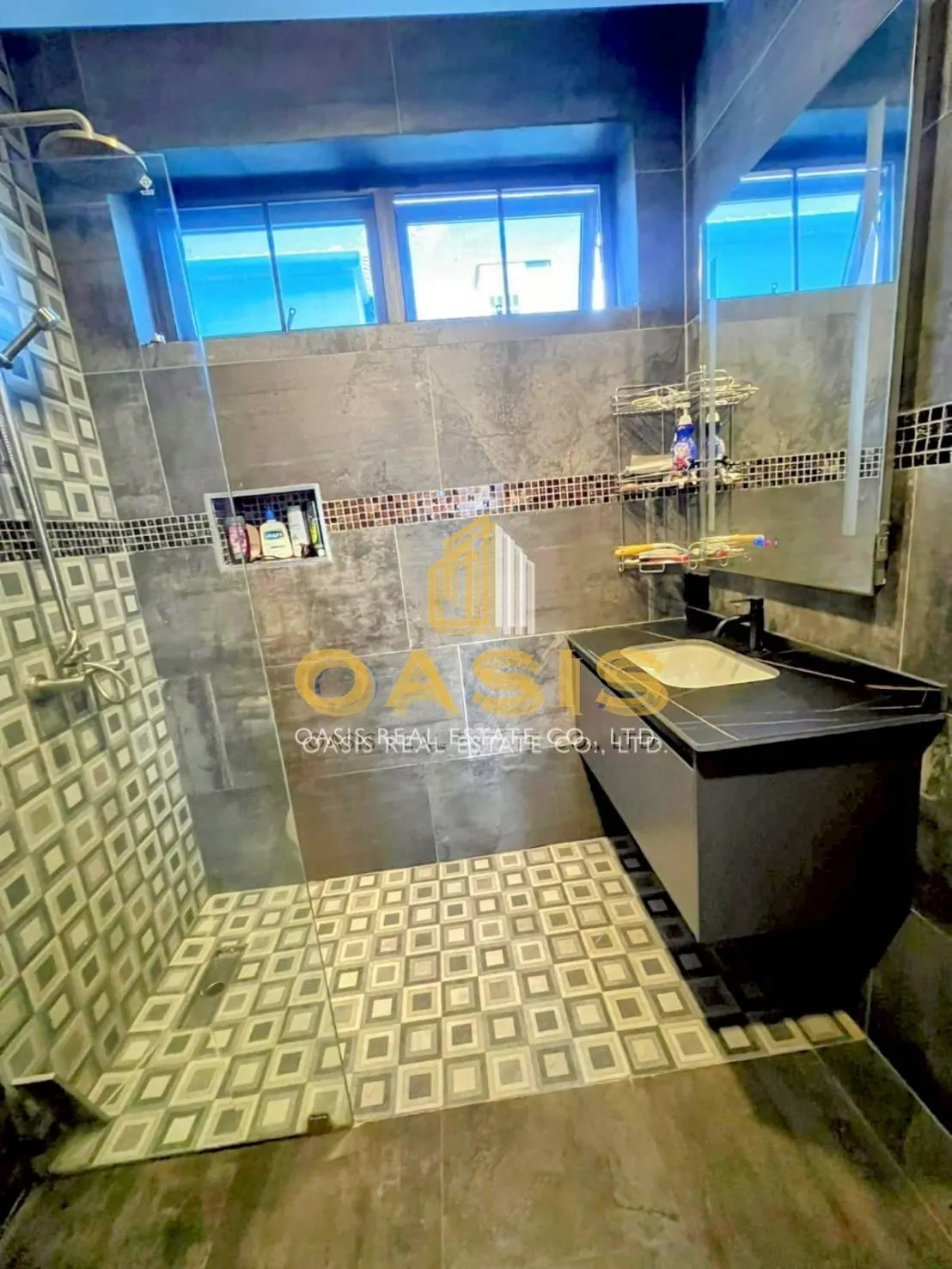 Modern 5-Bedroom Pool Villa Near Thepprasit Market