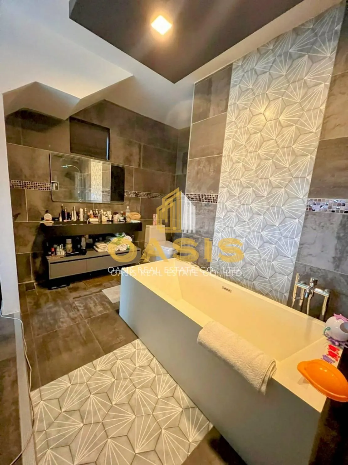 Modern 5-Bedroom Pool Villa Near Thepprasit Market