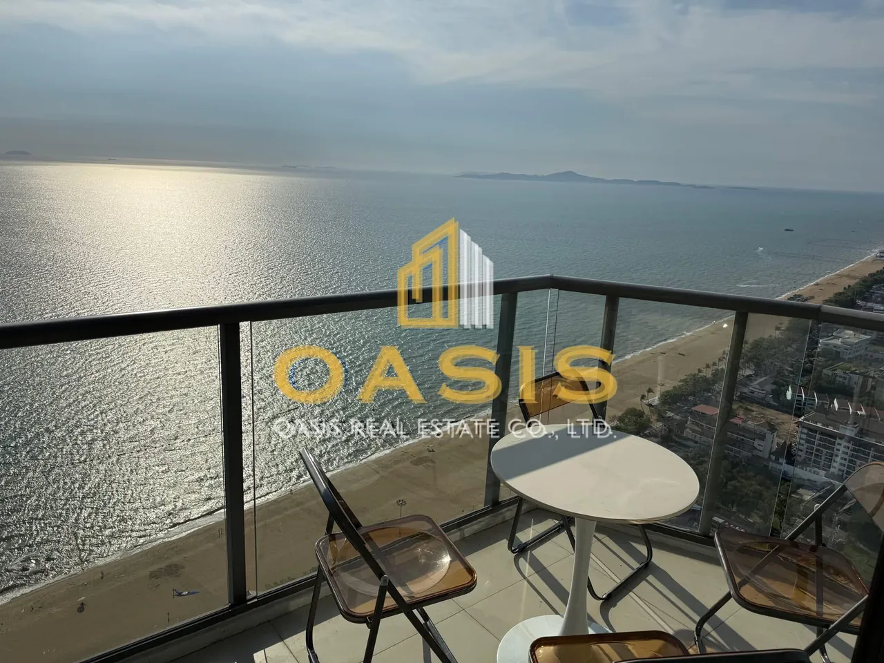 Cetus Beachfront Pattaya ,a high-rise luxury condominium located right on Jomtien Beach