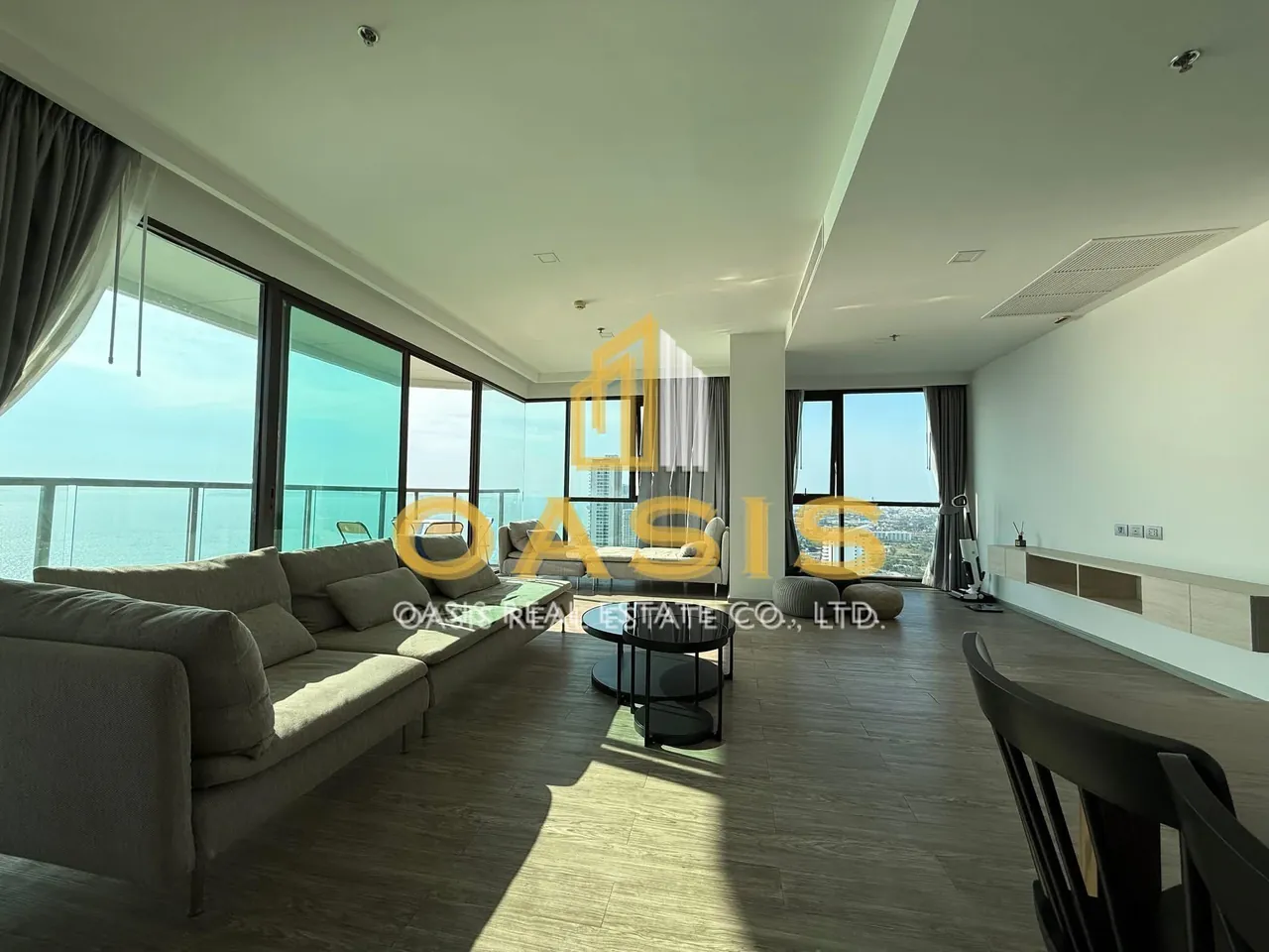 Cetus Beachfront Pattaya ,a high-rise luxury condominium located right on Jomtien Beach