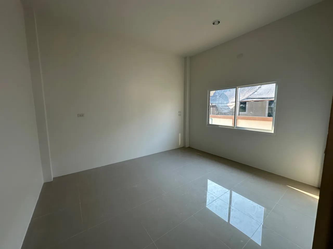 Ready-to-Move-In Single House with Complete Functions on 50 sq.wah Land