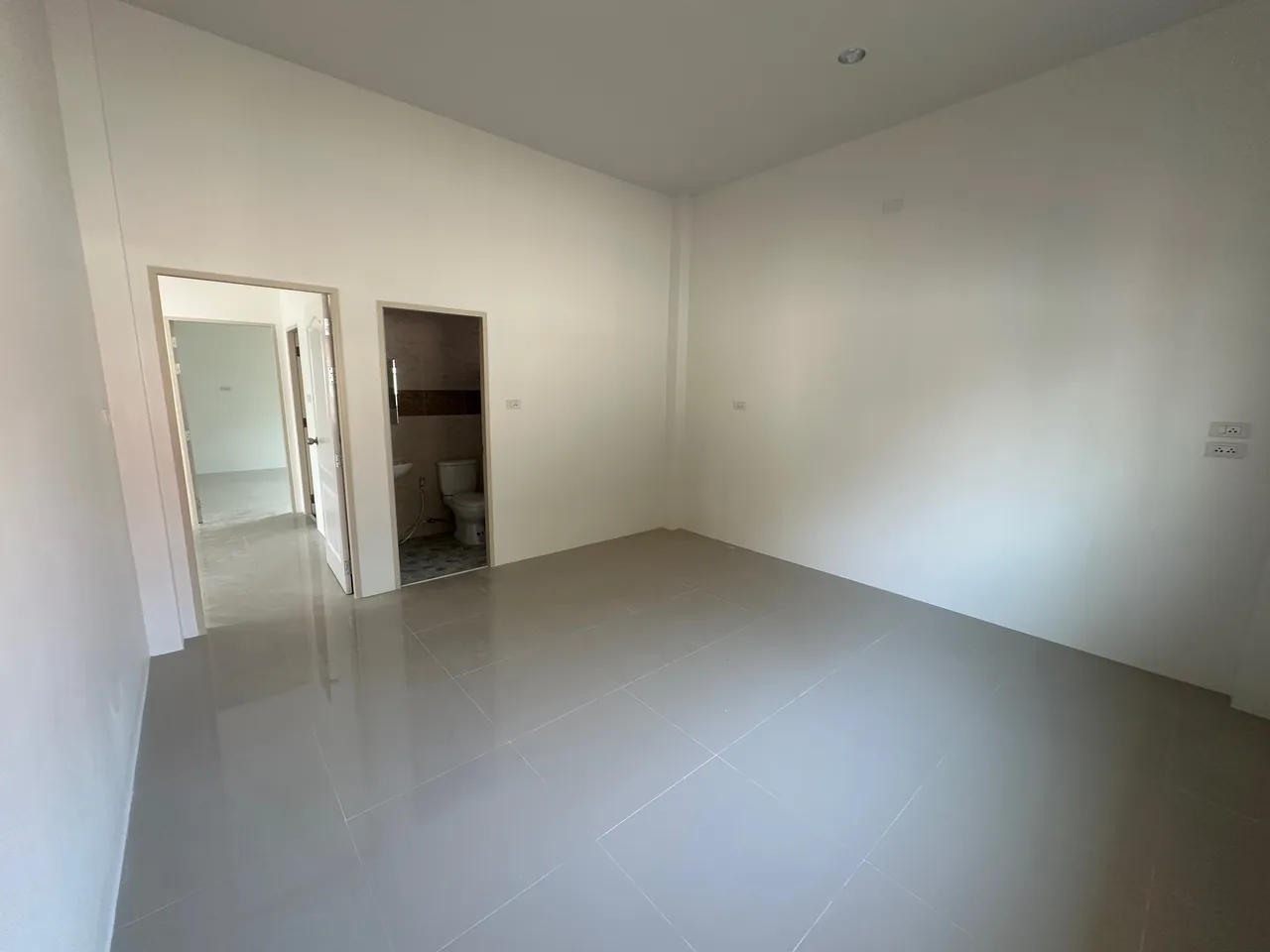 Ready-to-Move-In Single House with Complete Functions on 50 sq.wah Land