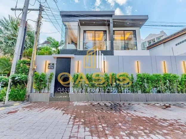 Modern Luxury Pool Villa located in a prime area of Pattaya on Thappraya Road