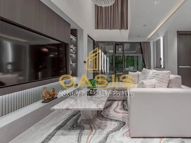 Modern Luxury Pool Villa located in a prime area of Pattaya on Thappraya Road