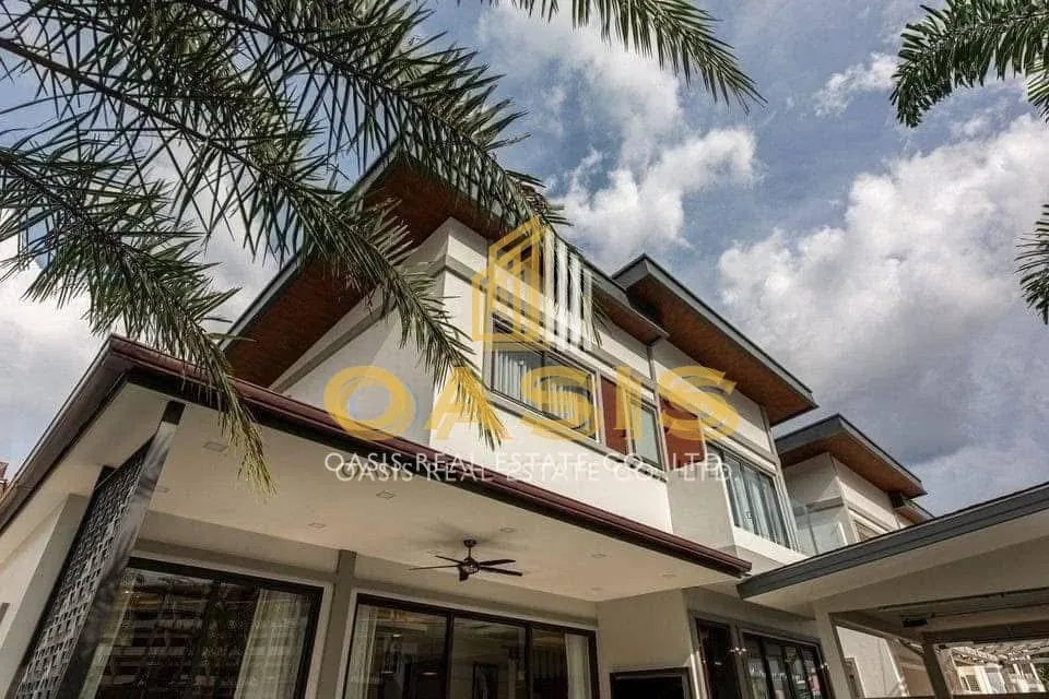 stunning pool villa located in the heart of Pattaya’s seaside zone