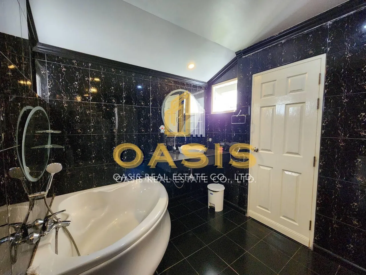 Hot Deal Pool Villa Compound in central Pattaya