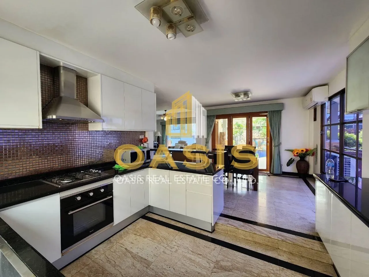 Hot Deal Pool Villa Compound in central Pattaya