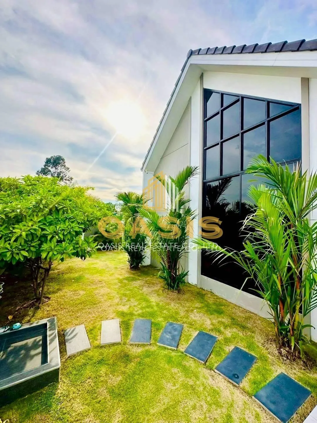 Scandinavian-Style Corner Pool Villa Near Mabprachan Reservoir