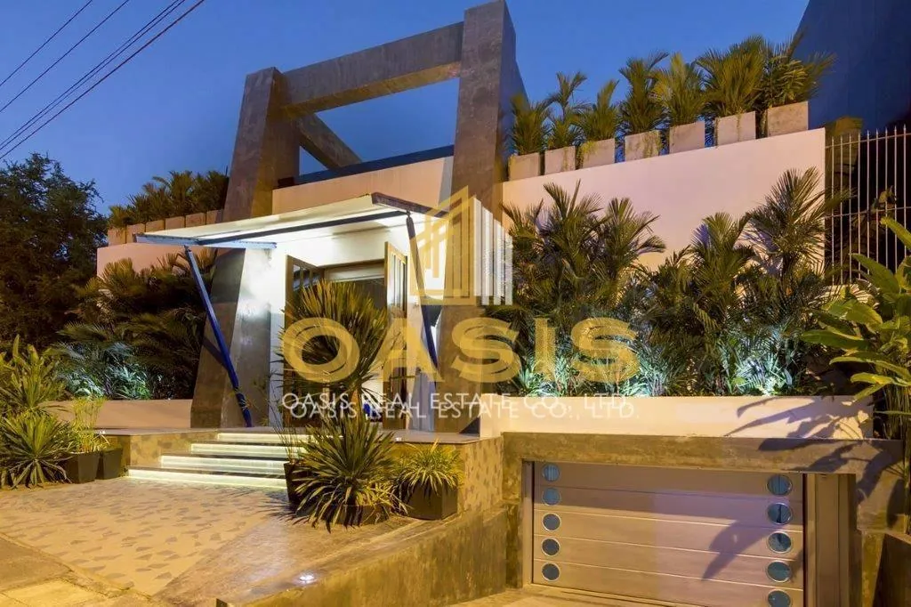 Ultra Luxury 6 bedroom pool villa for sale on Pratumnak soi 5