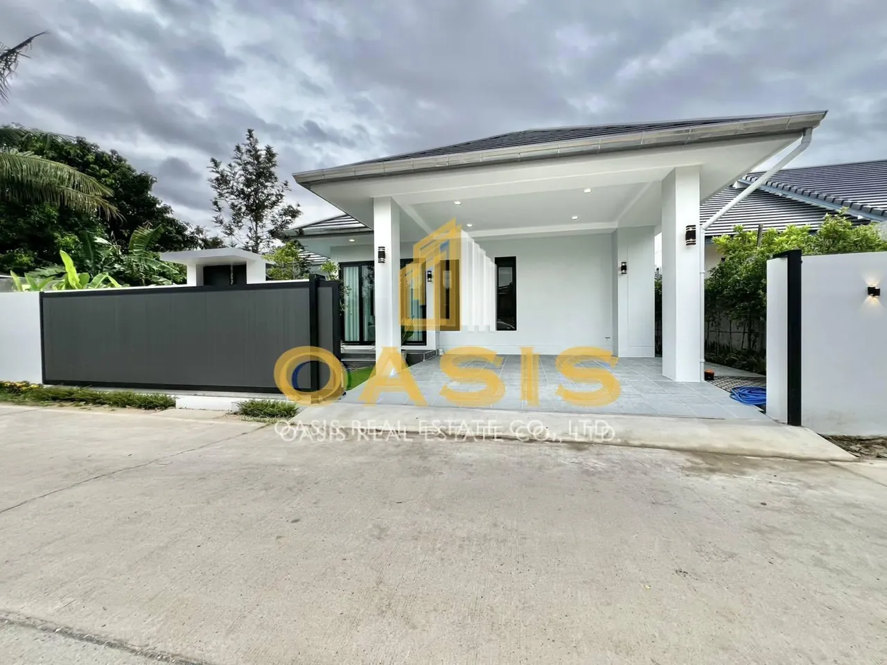 Luxury Modern Pool Villa in Huay Yai For sale