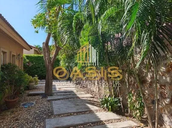 Luxury Tuscany-Style House with Private Pool for Rent – Silk Road Place