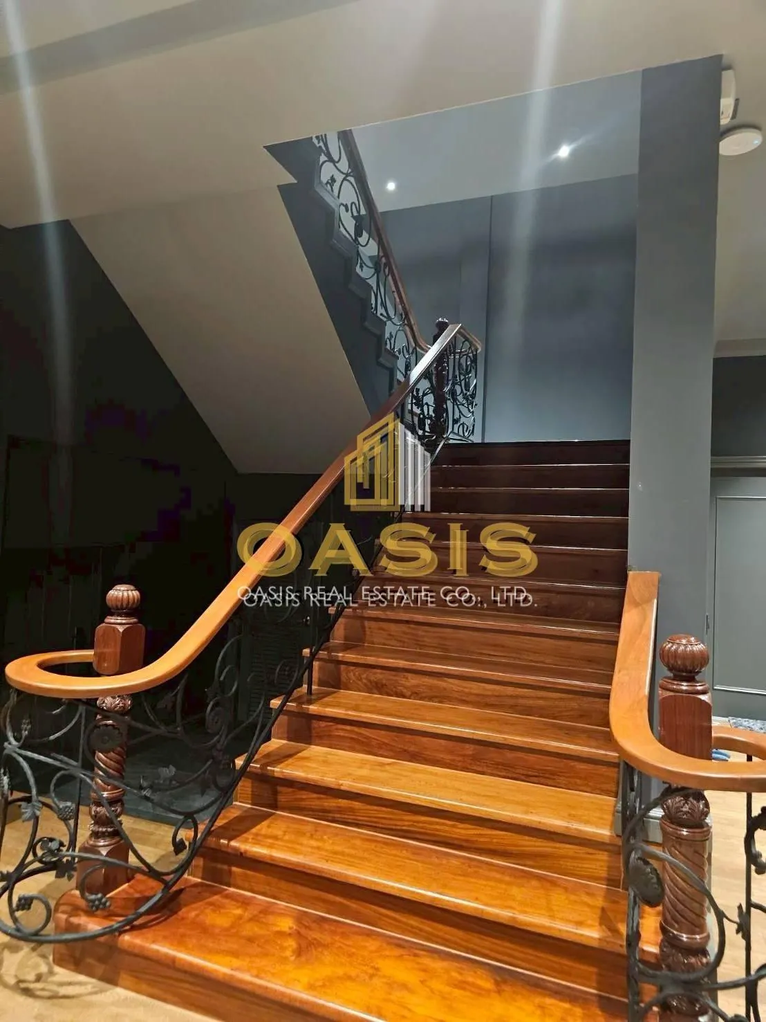 Black & Wood Residence – Modern Luxury Classic Masterpiece for Sale
