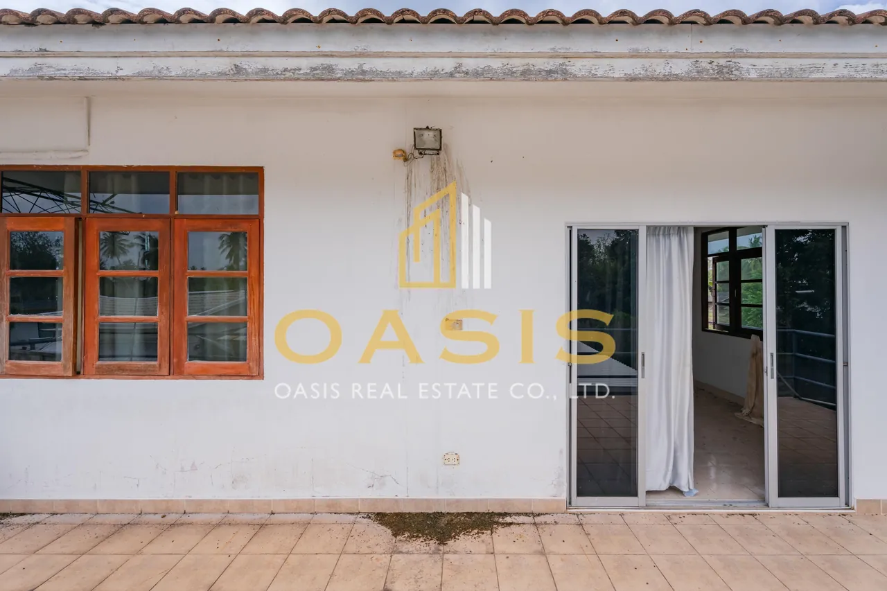 Magnificent Property with Private Pond and Mature Trees For Sale