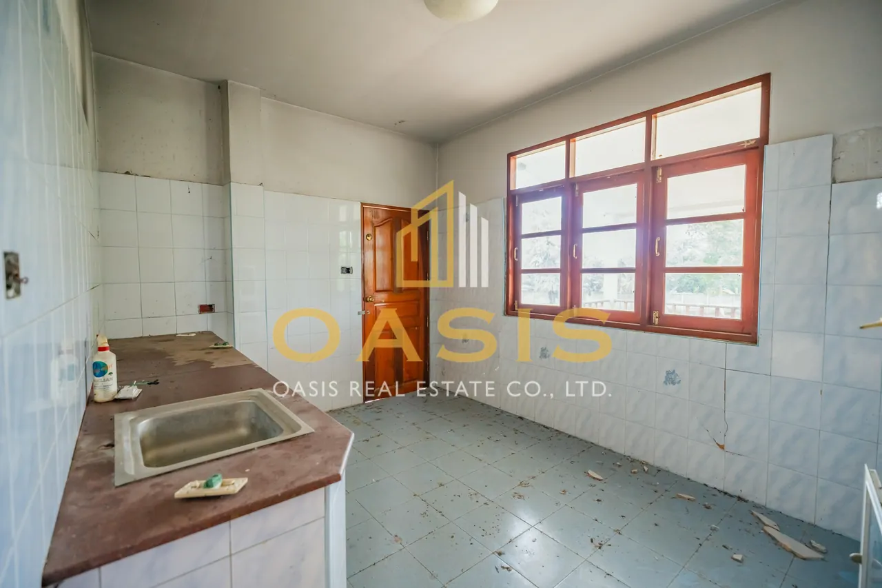 Magnificent Property with Private Pond and Mature Trees For Sale