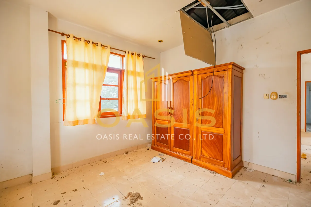 Magnificent Property with Private Pond and Mature Trees For Sale