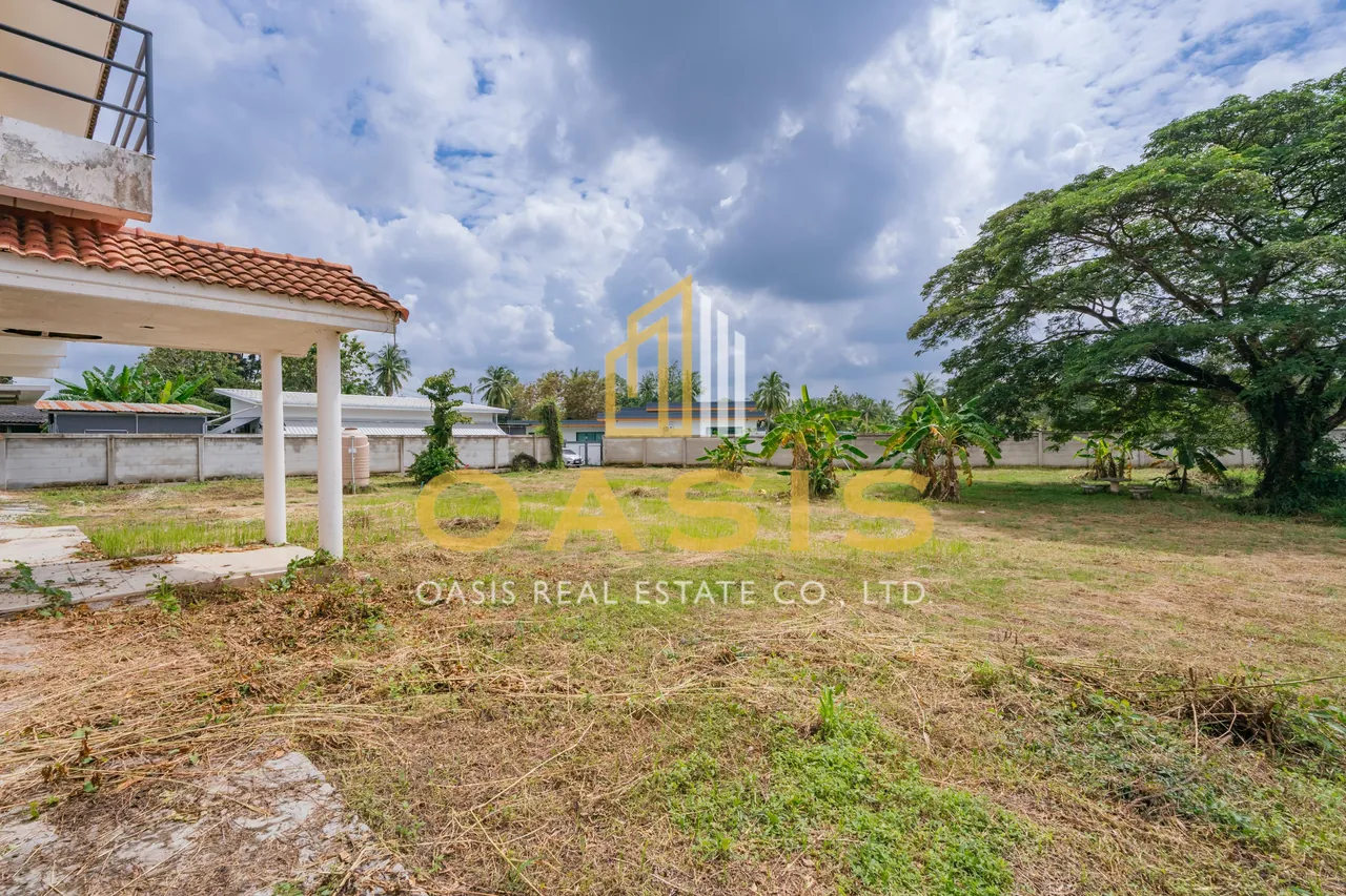 Magnificent Property with Private Pond and Mature Trees For Sale