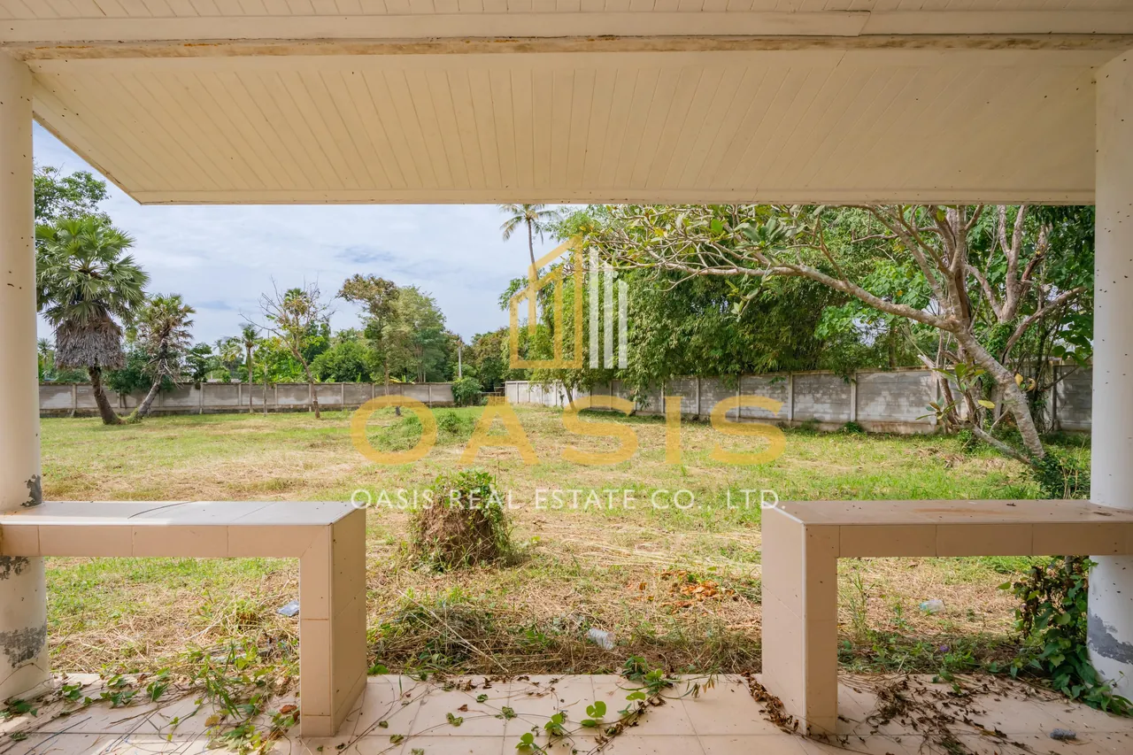 Magnificent Property with Private Pond and Mature Trees For Sale