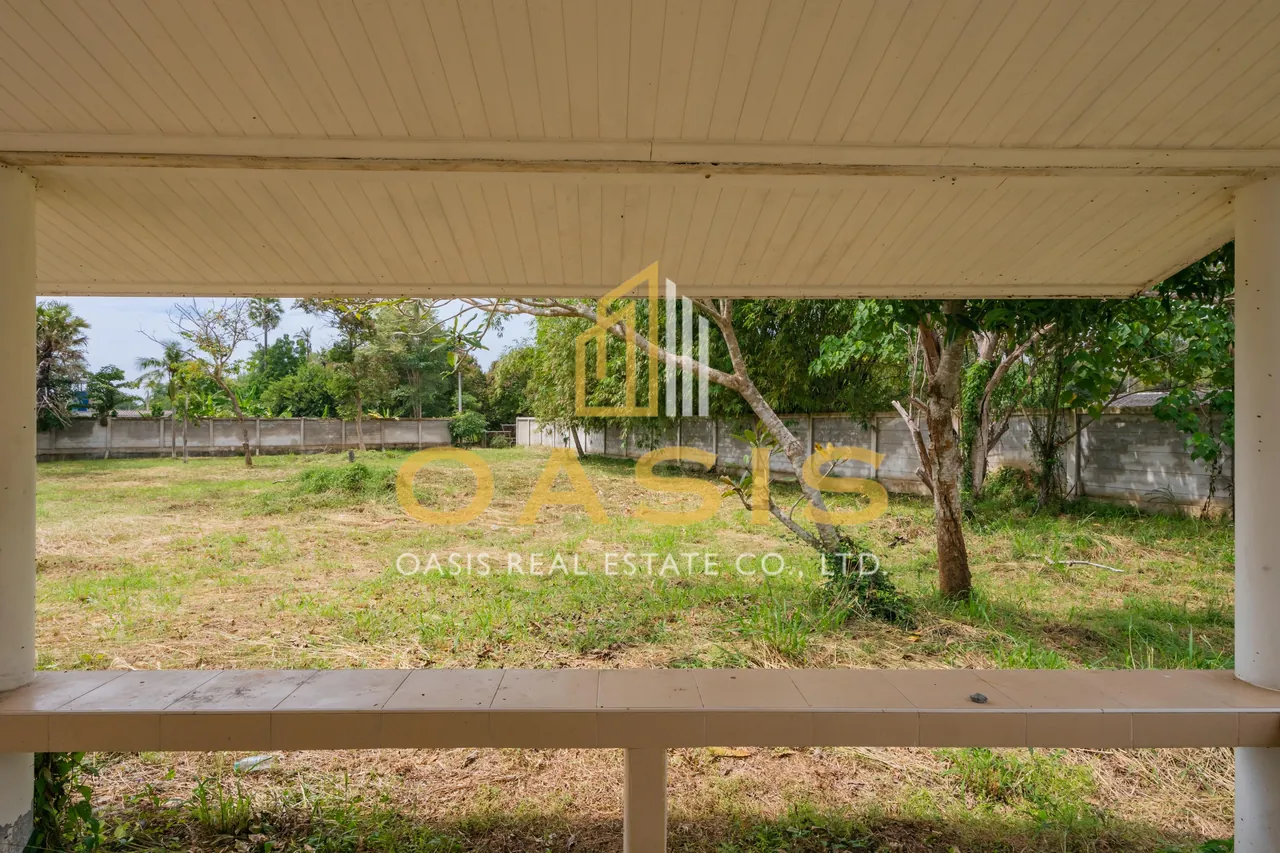 Magnificent Property with Private Pond and Mature Trees For Sale