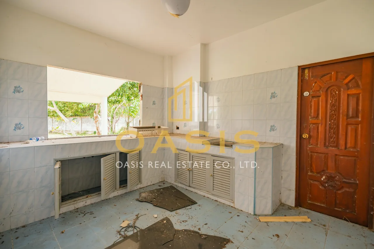Magnificent Property with Private Pond and Mature Trees For Sale