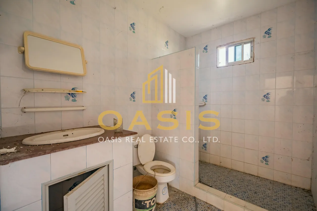 Magnificent Property with Private Pond and Mature Trees For Sale