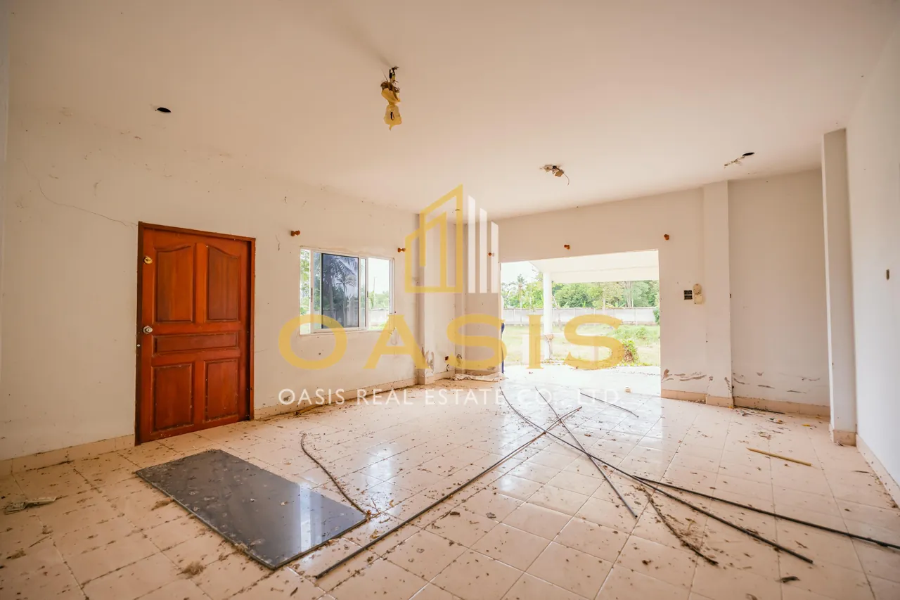 Magnificent Property with Private Pond and Mature Trees For Sale