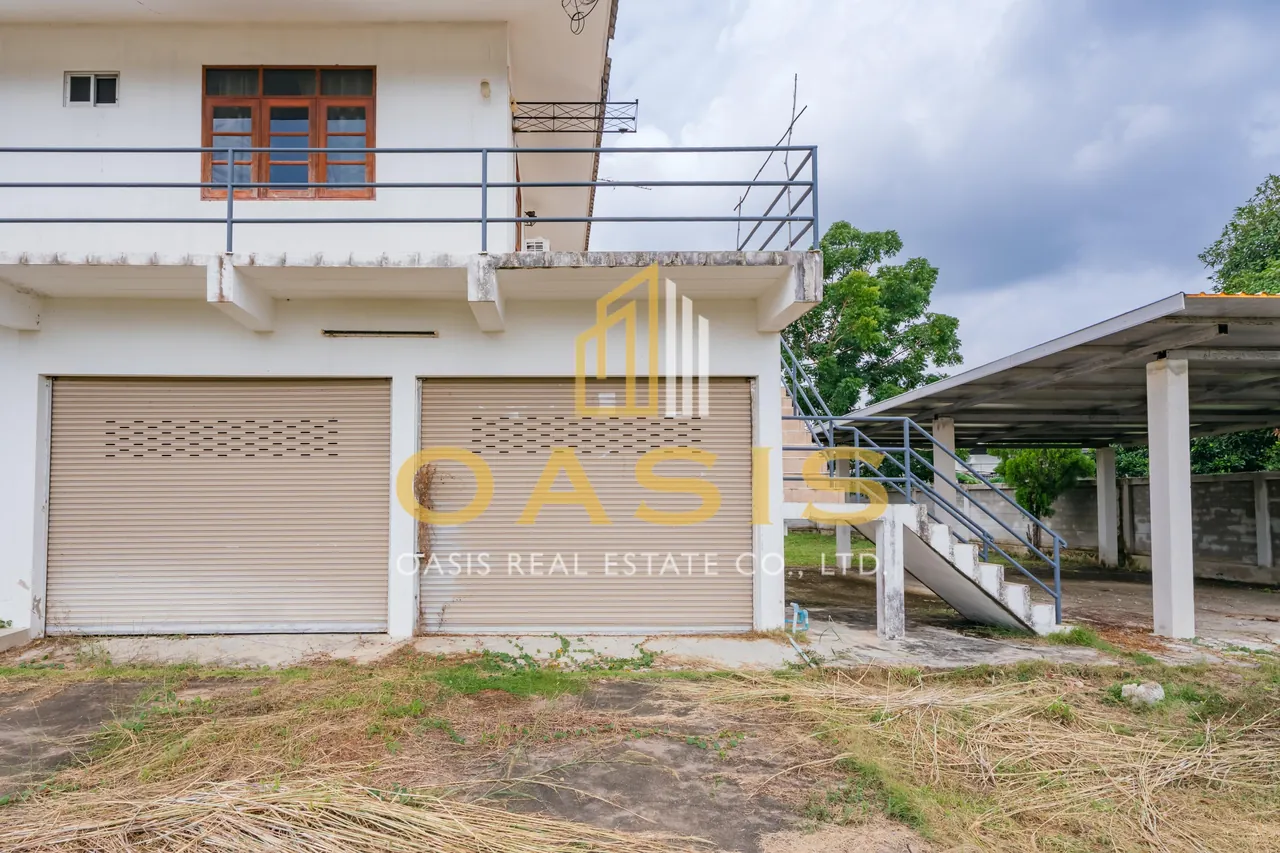 Magnificent Property with Private Pond and Mature Trees For Sale
