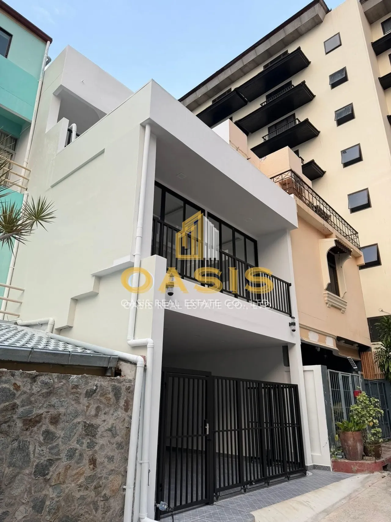 Fully Renovated 3-Storey Townhome For Sale
