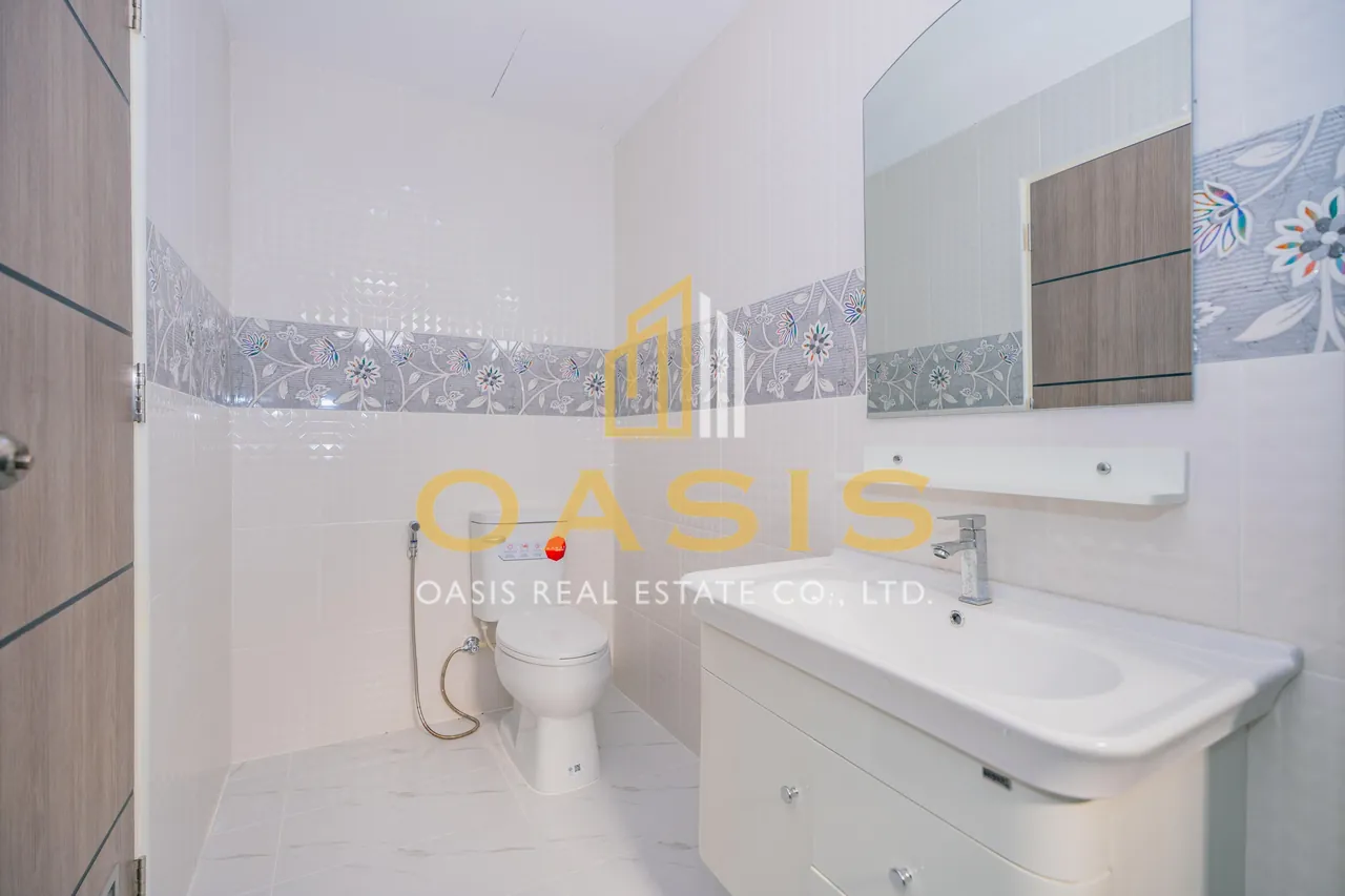 Newly built pool villa for sale In Bangsaray