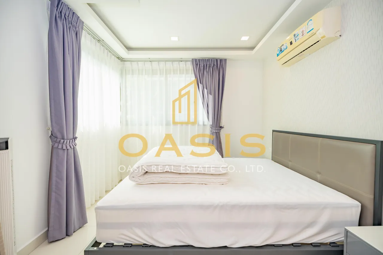 Modern 2-bedrooms condominium with a stunning pool view at Arcadia Beach Continental