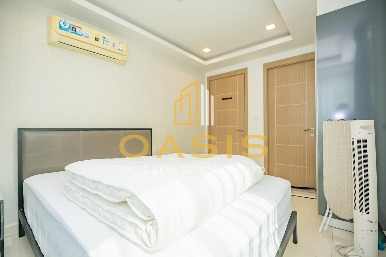 Modern 2-bedrooms condominium with a stunning pool view at Arcadia Beach Continental