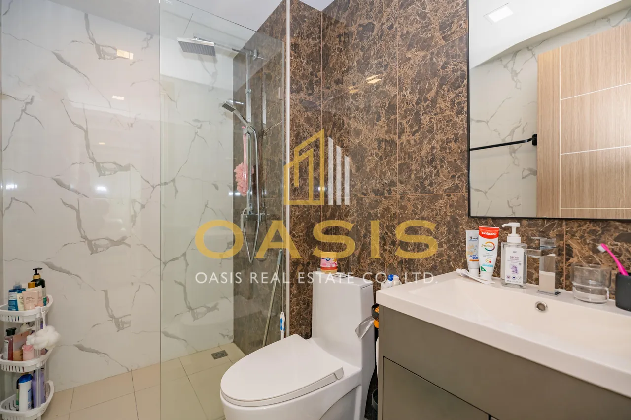 Modern 2-bedrooms condominium with a stunning pool view at Arcadia Beach Continental