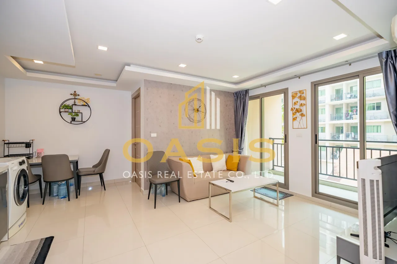 Modern 2-bedrooms condominium with a stunning pool view at Arcadia Beach Continental